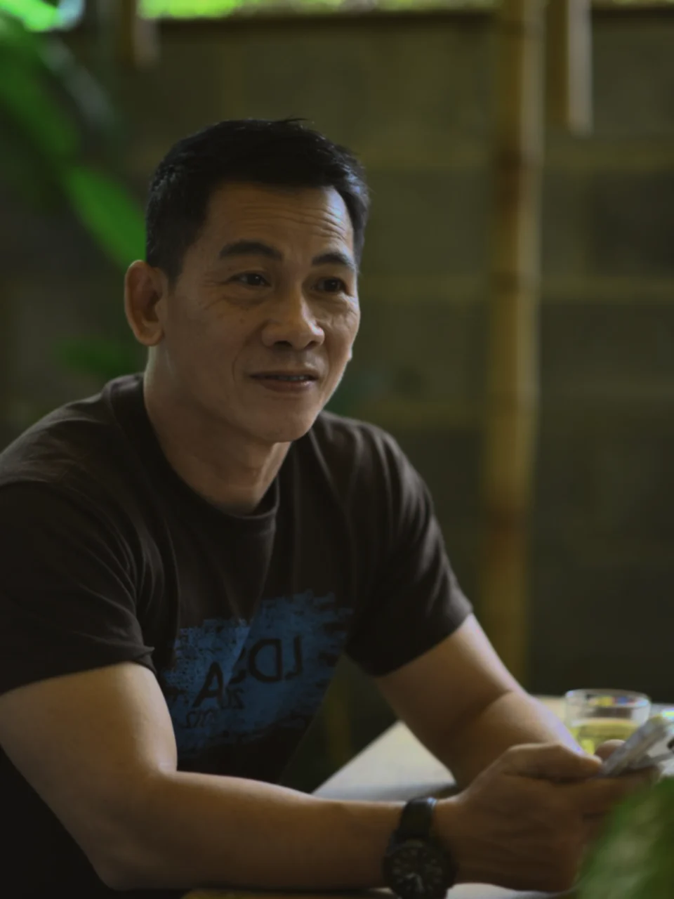 少し重たく見える室内の自撮り風ポートレート