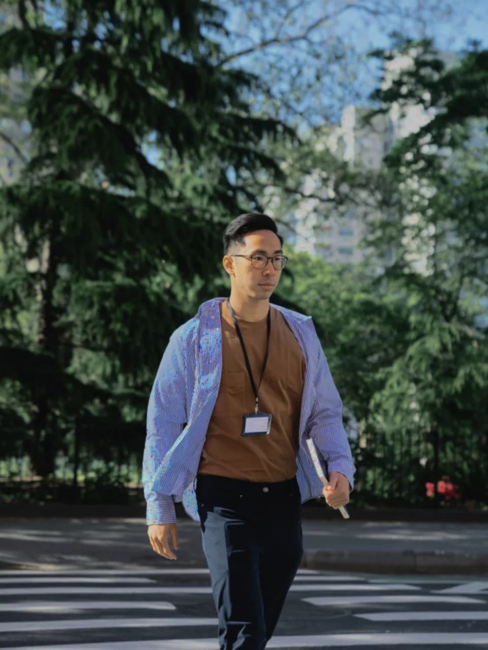 やや暗く硬い印象の自撮り風ポートレート