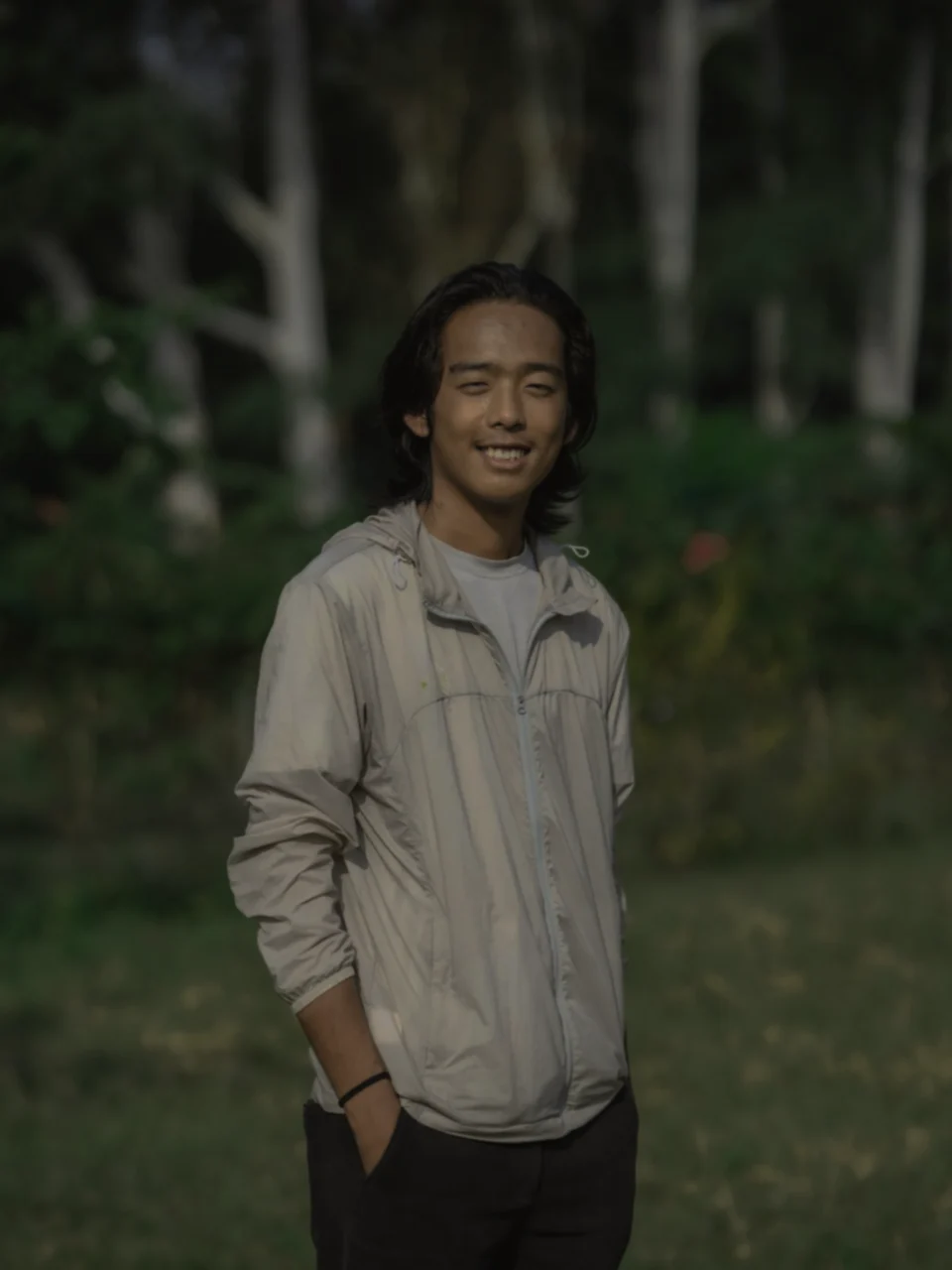 少し暗く近すぎる印象の自撮り風ポートレート