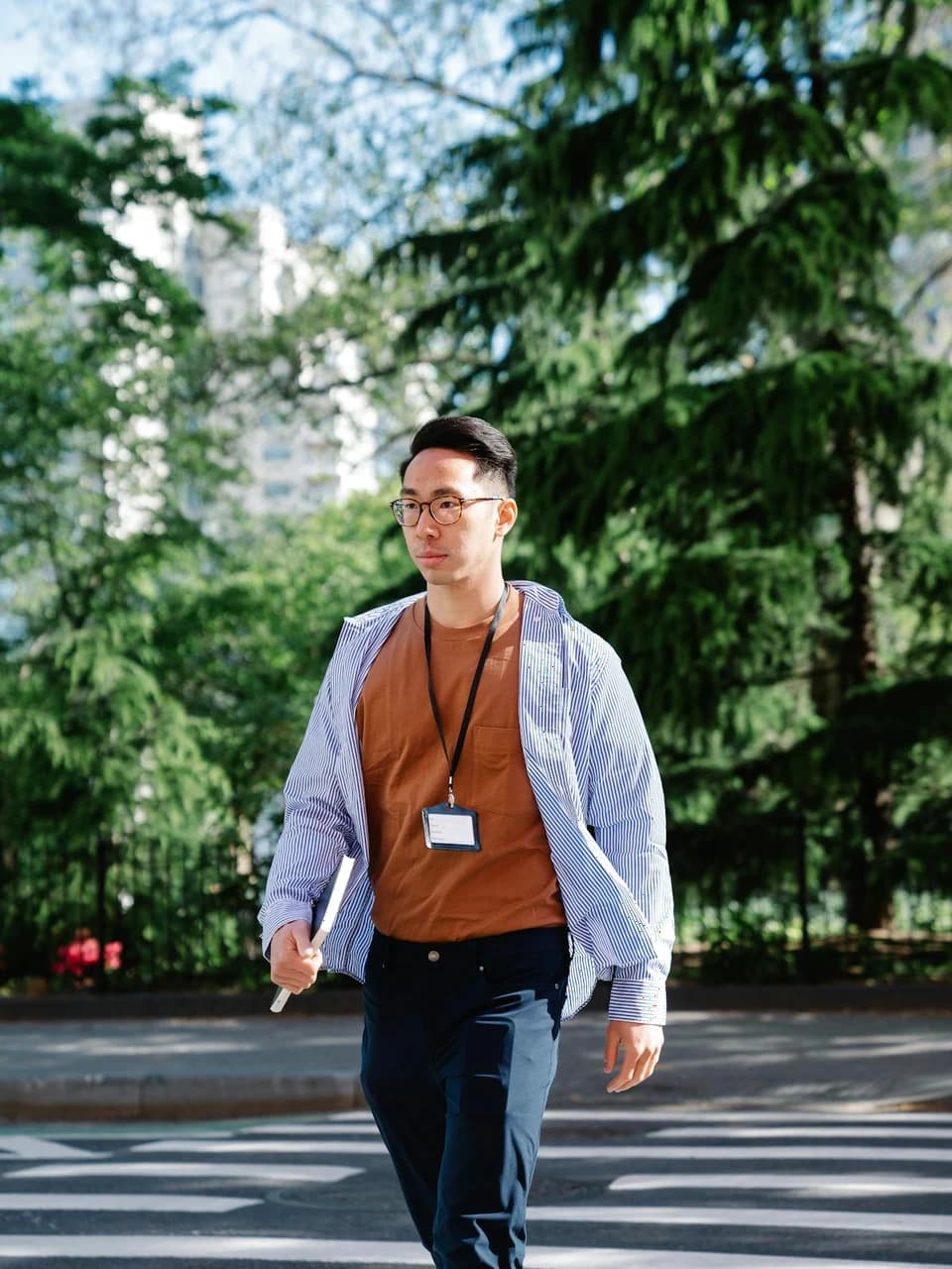 街路樹のある横断歩道を自然に歩く男性のポートレート