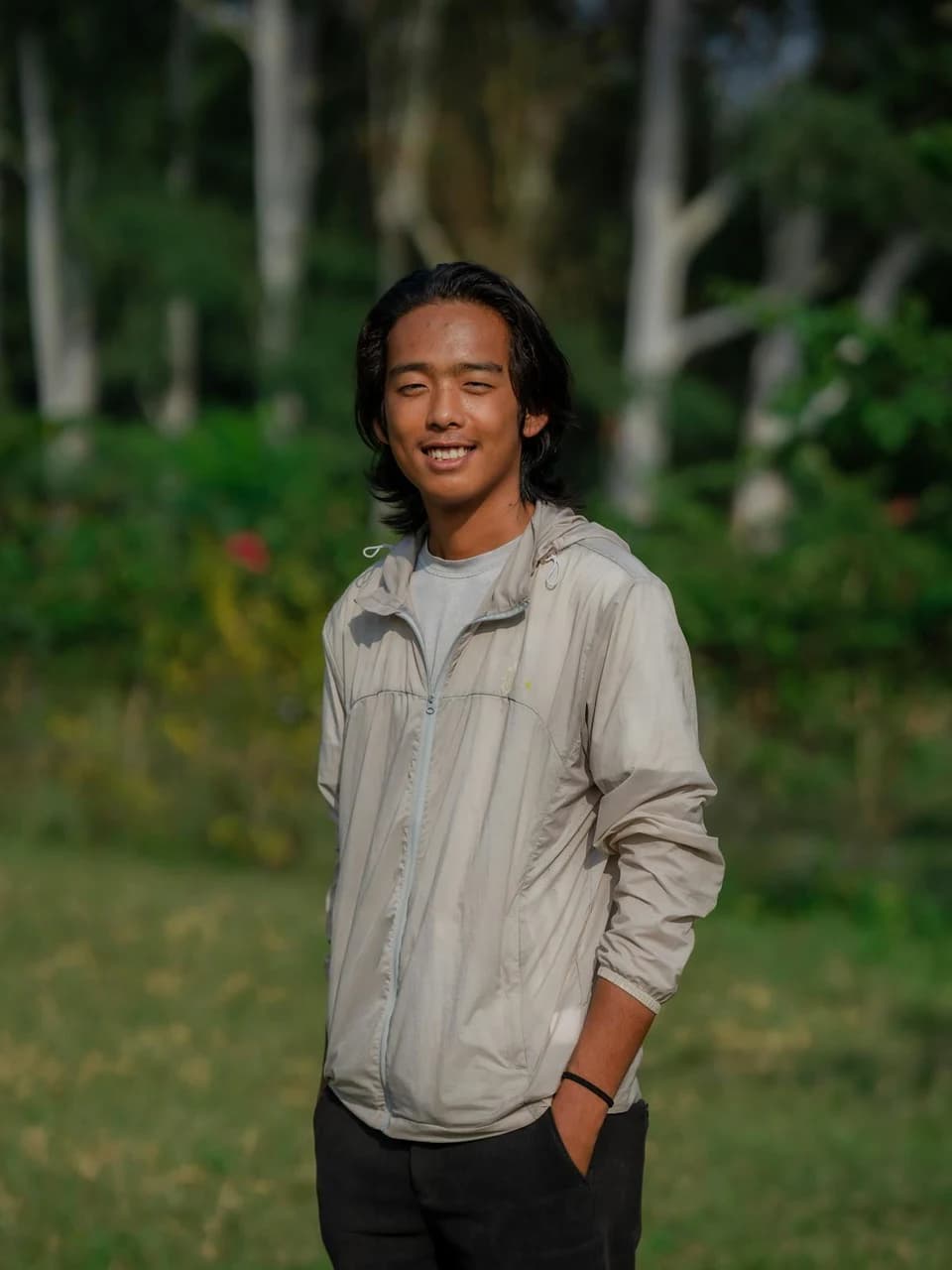 自然光の屋外で穏やかに立つ男性のポートレート